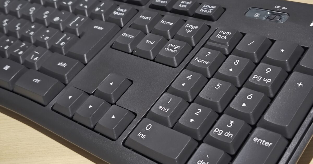 黒いキーボードのテンキー部分のクローズアップ